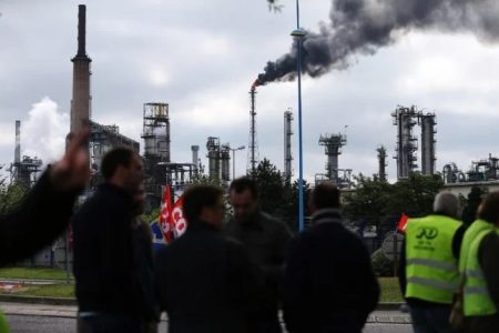 تعطیلی نصف ظرفیت پالایش نفت فرانسه به‌دنبال اعتصاب کارگران