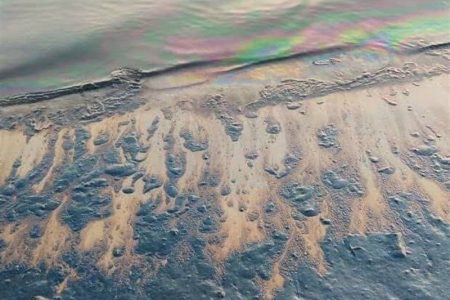 آلودگی نفتی در خلیج‌ فارس /نشت نفت در خط انتقال ‌نفت گناوه به پایانه ‌جزیره خارگ‌+عکس