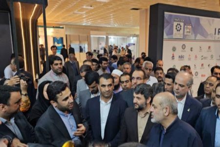 بازدید وزیر کشور از غرفه شرکت نفت سپاهان در نمایشگاه چابهار