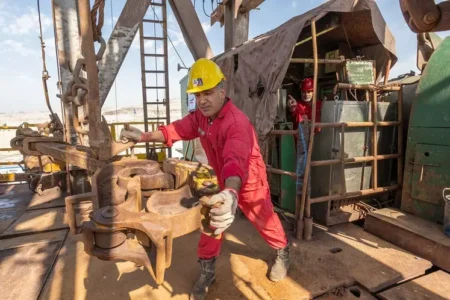 حفر و تكمیل ۲۰ حلقه چاه نفت و گاز در مناطق خشكی كشور