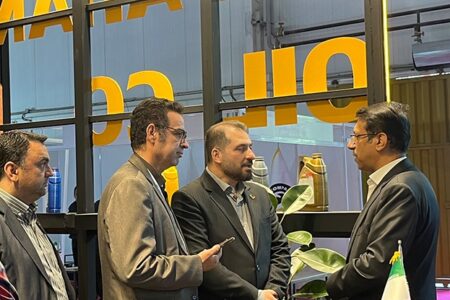 بازدید رئیس هیئت رئیسه صندوق های بازنشستگی نفت از غرفه نفت سپاهان