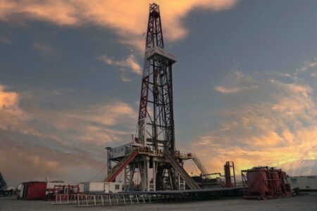 برپایی دکل حفاری خشکی نور ۲ شرکت حفاری مپنا در میدان نفتی سپهر و جفیر